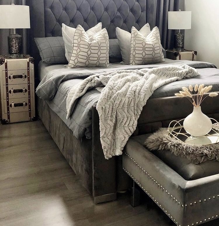 Image of a grey small bedroom 