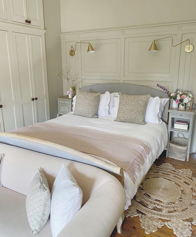 white wall panelling in bedroom for a modern style 