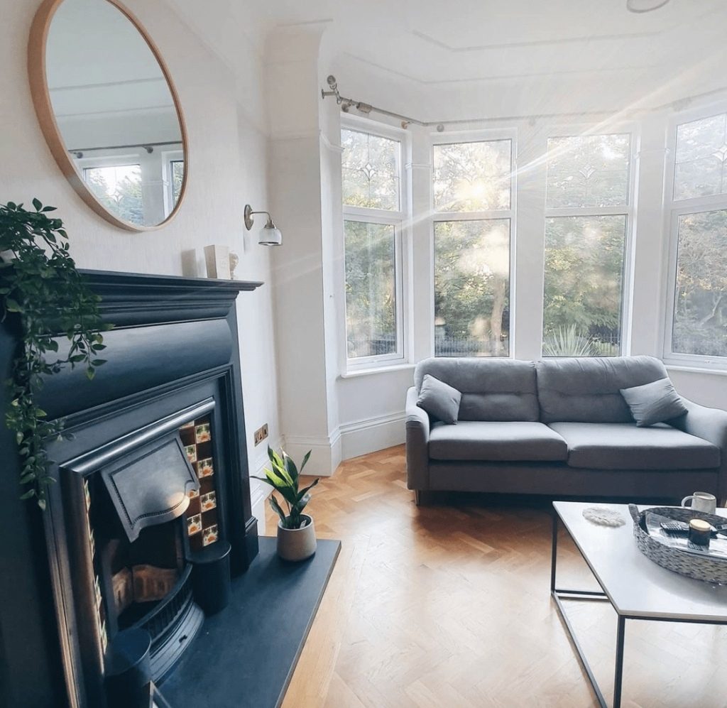 Bay window with mu curtains or blinds in the living room 