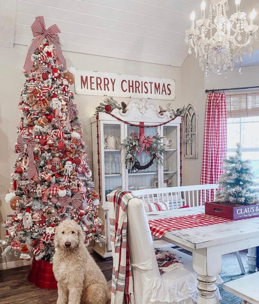 33 Cozy Red And White Christmas Décor Ideas - DigsDigs