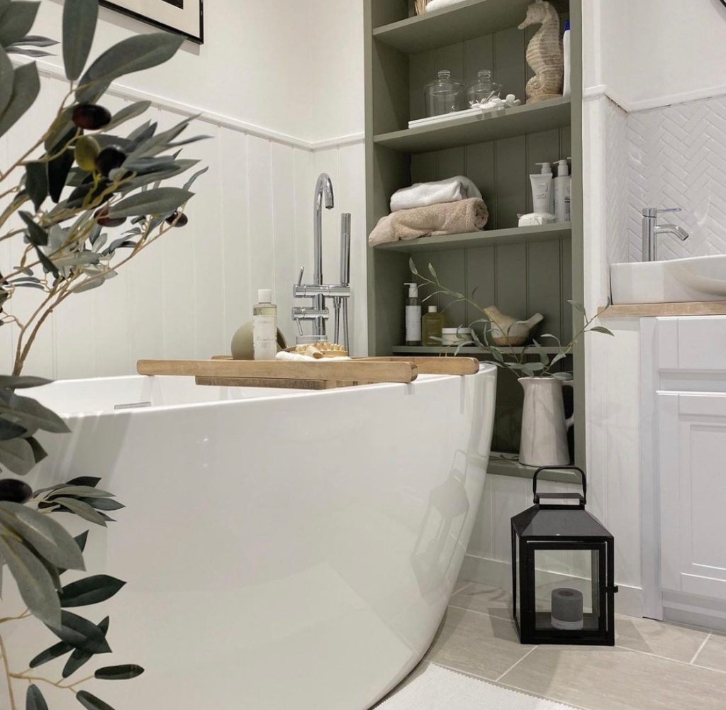 Neutral white spa like bathroom design with big tub 