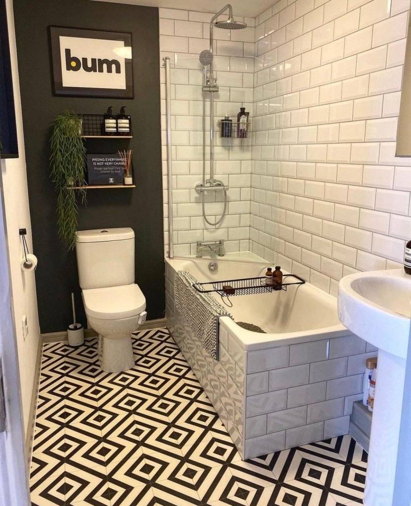 Glossy tile bath panel decoration idea for a city chic bathroom look