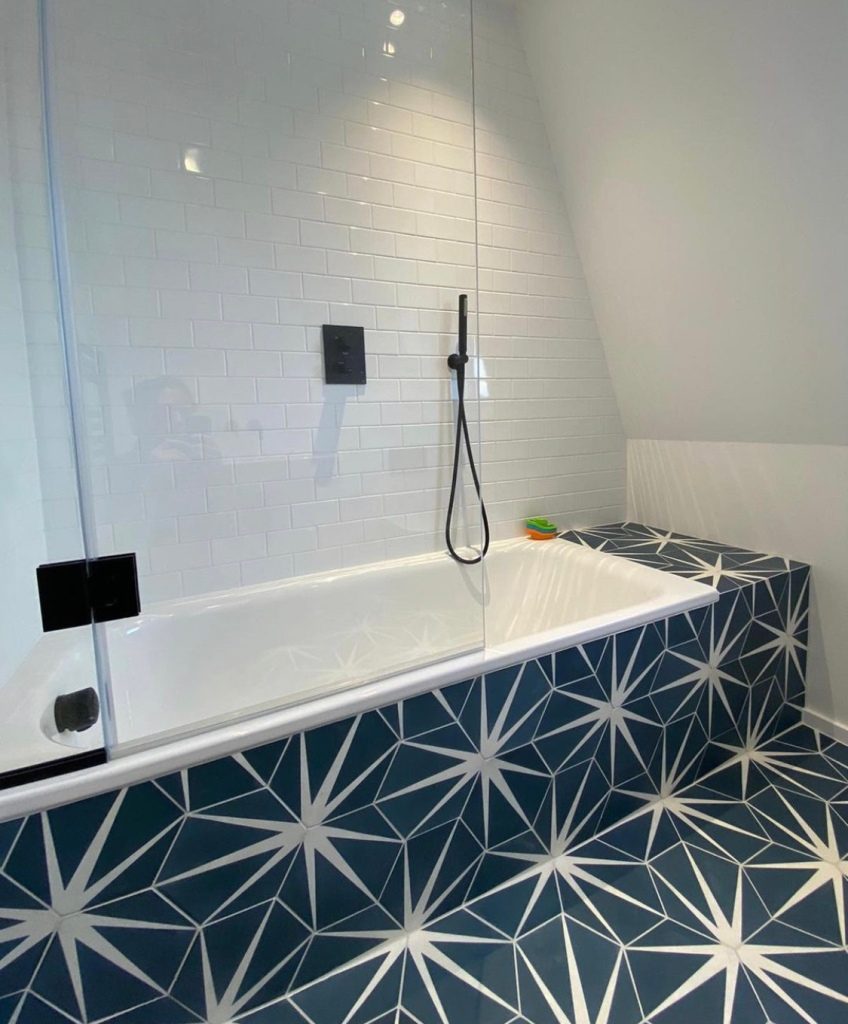 Pattern bath panel and floor tiling decoration idea