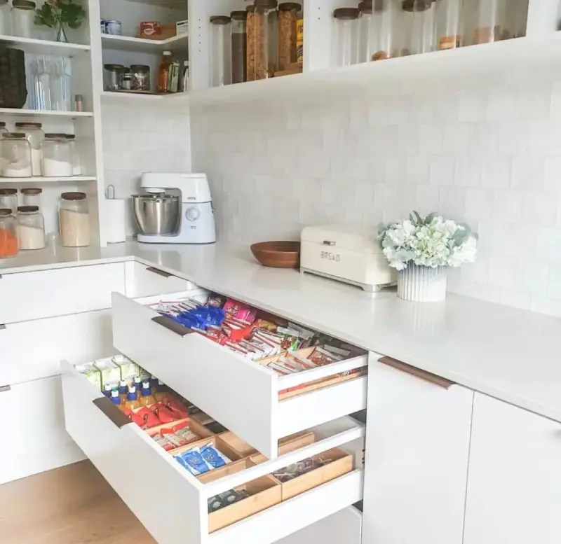 Pull-out pantry door organizer