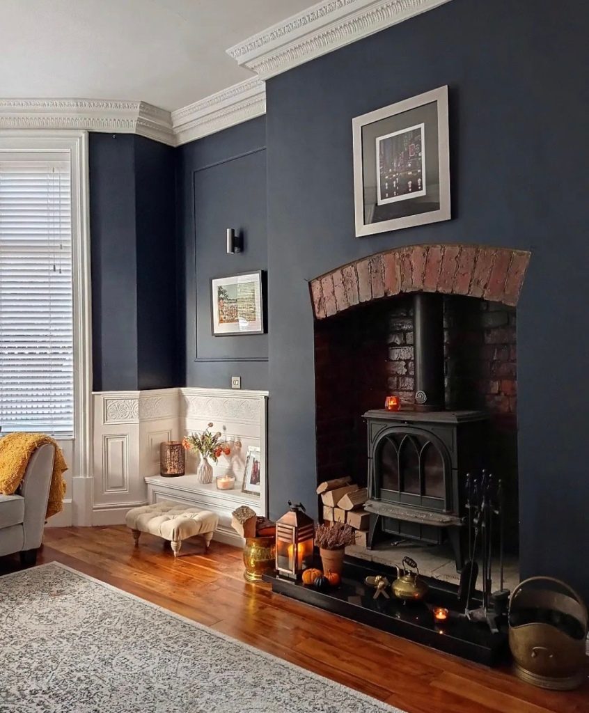 Living room trends 2023 - Victorian home with fireplace