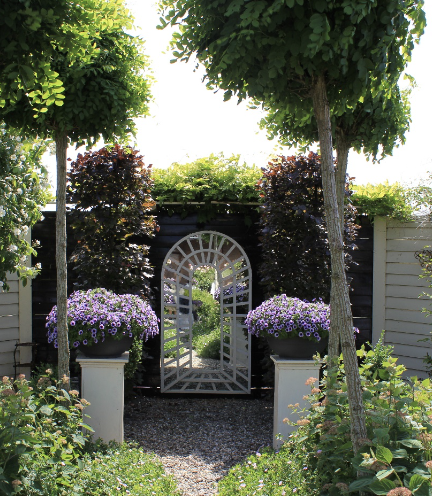 outdoor-mirrors-enhance-the-space-in-your-garden-2