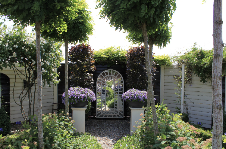 outdoor-mirrors-enhance-the-space-in-your-garden