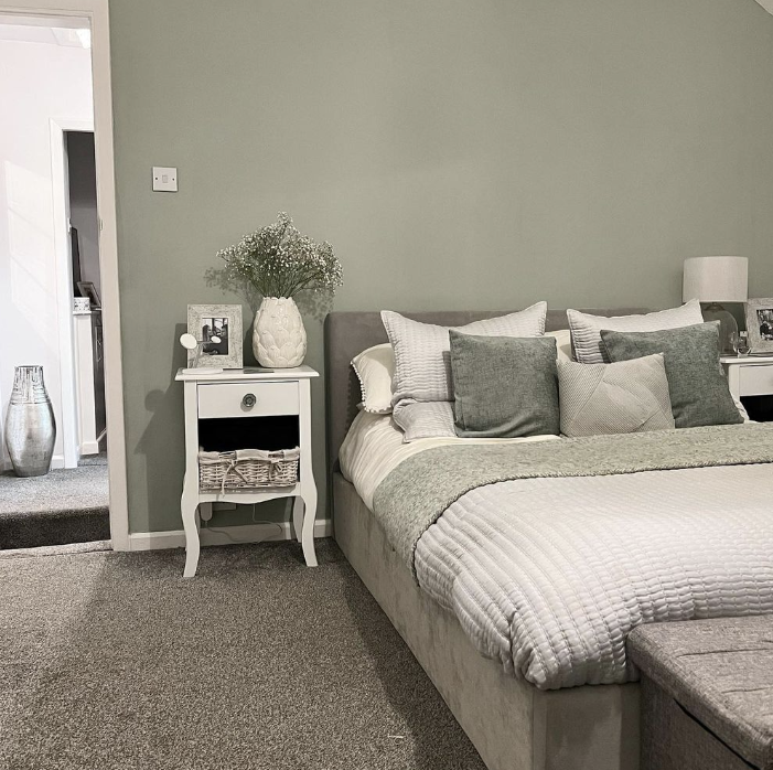 sage-green-bedroom-ideas-light-bedding