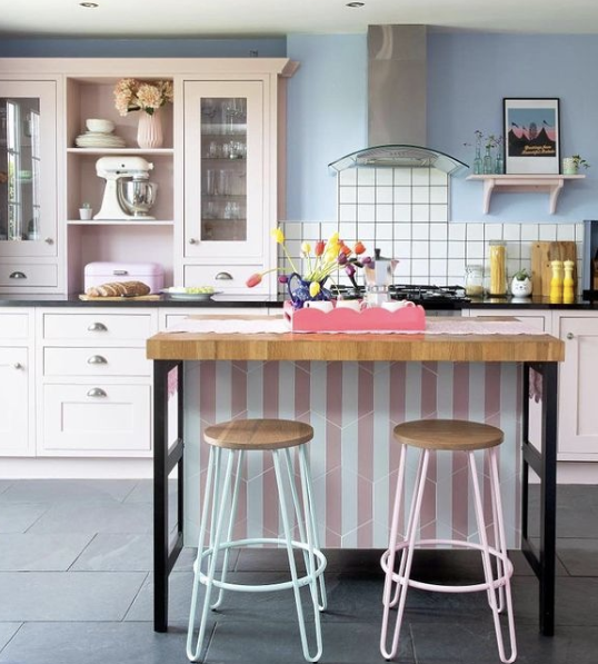 DIY Kitchen Project Ideas - pink and blue painted kitchen