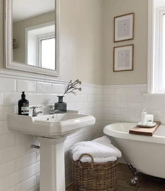white and cream bathroom - dulux egyptian cotton paint
