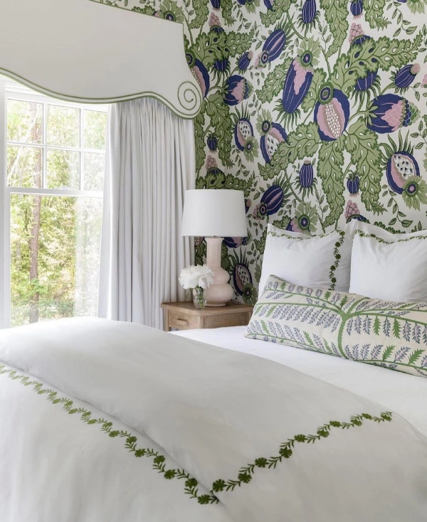 Green and purple for a luxurious bedroom style