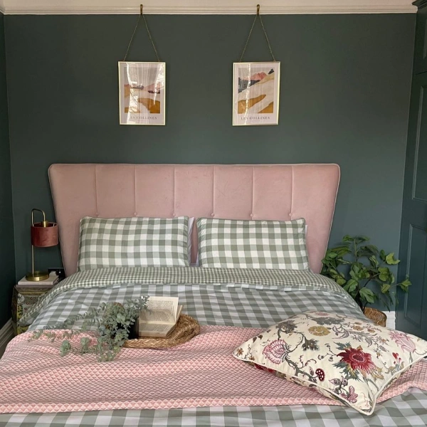 Mid green and dusty pink for a Victorian bedroom