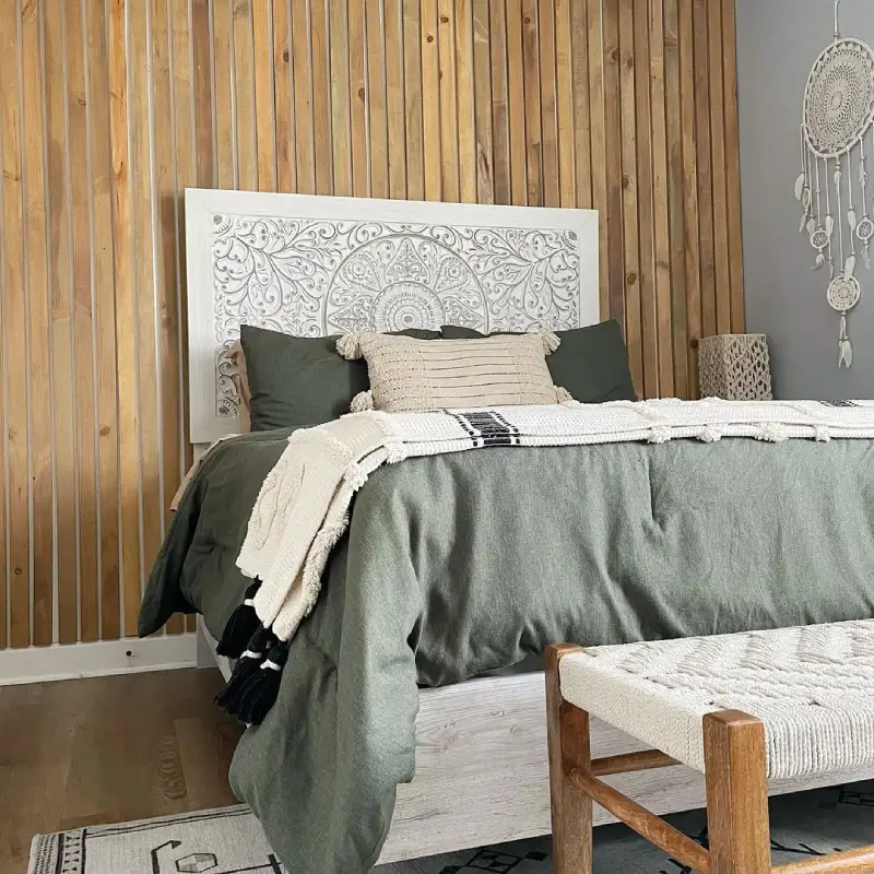 modern teenage bedroom idea with slat wall panelling and boho decor