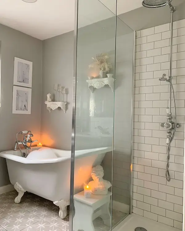 Monochromatic light grey bathroom wall idea 
