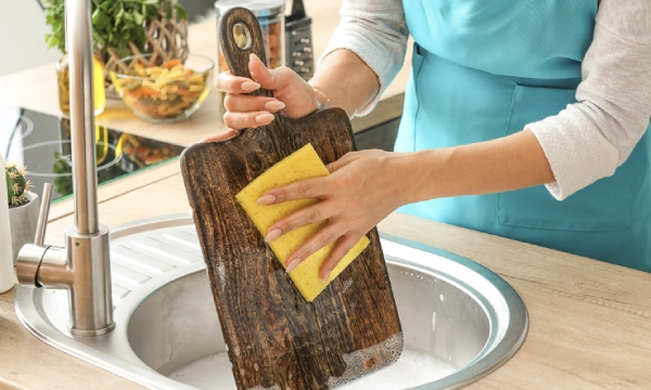 How to clean your chopping board properly